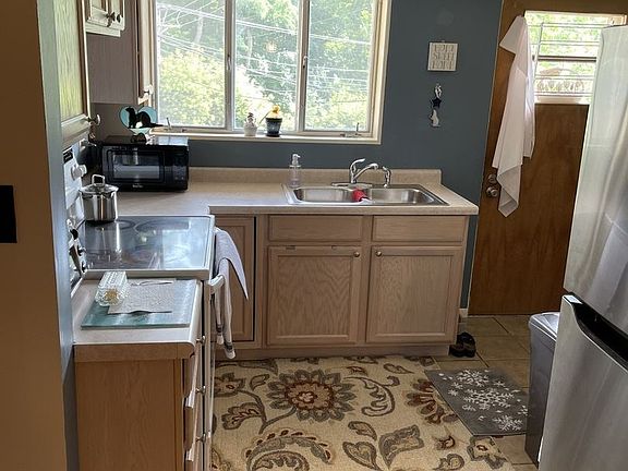 3rd image of 2 Garden Dr APT 8