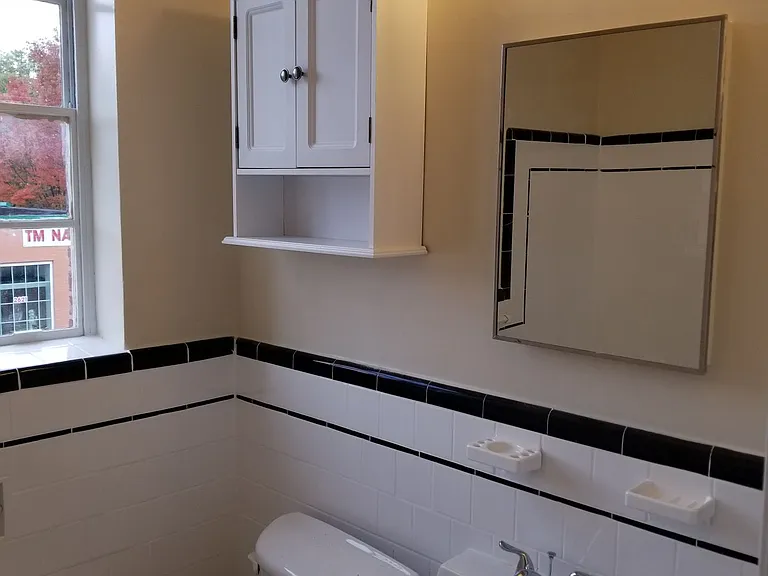 Mount Vernon Ave Apartments — Photo 14