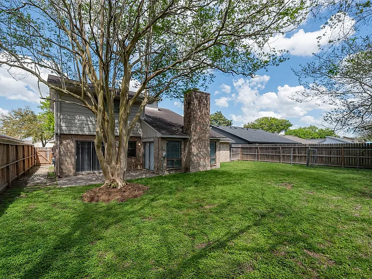 1915 Mustang Springs Dr — Photo 31