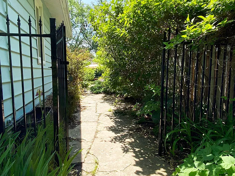 2028 Marine Dr #LOWER LEVEL — Photo 3