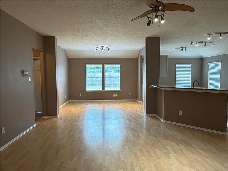 9510 Barr Spring Dr — Photo 5