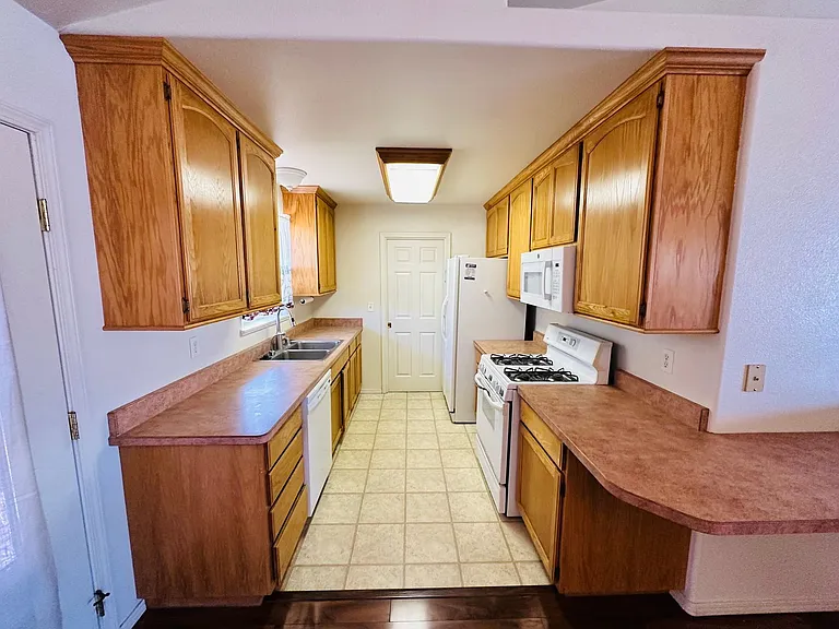 844 Woodhaven Dr — Photo 13