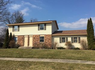 2511 Ridgefield Dr NE, Grand Rapids, MI 49505