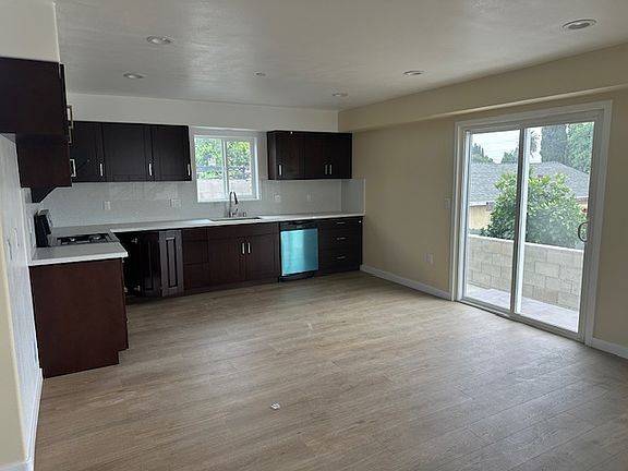 4bd 3ba kitchen rear unit