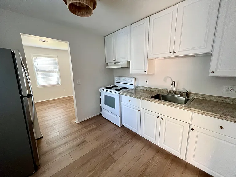 555 E Mahan Ave — Photo 6