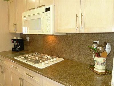 5th image of 110 Outlook Ave #1