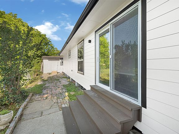 4th image of 2811 Amboy St