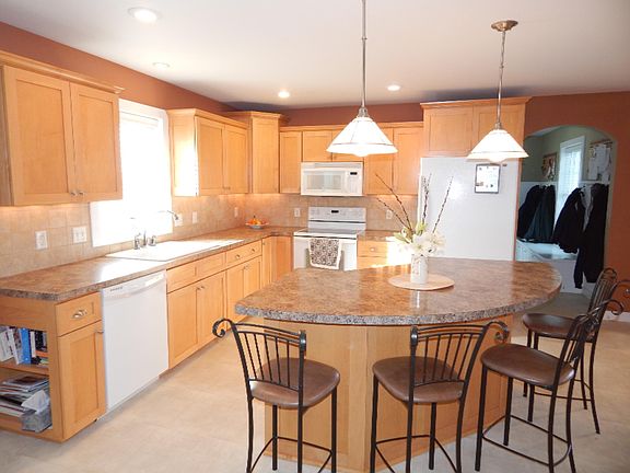 3rd image of 8585 Thome Dr