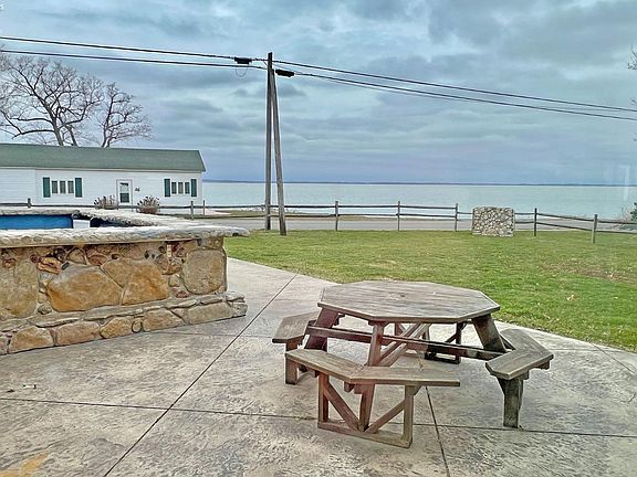 2nd image of 503 W Lakeshore Dr