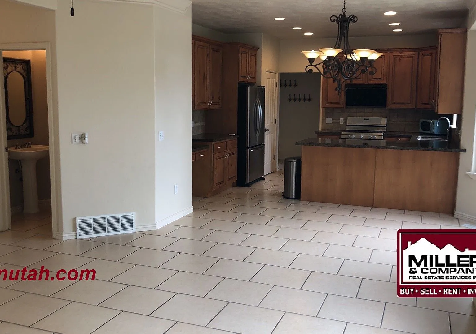 Stunning 3-Bedroom Home for Rent in the Heart of Sandy! — Photo 4
