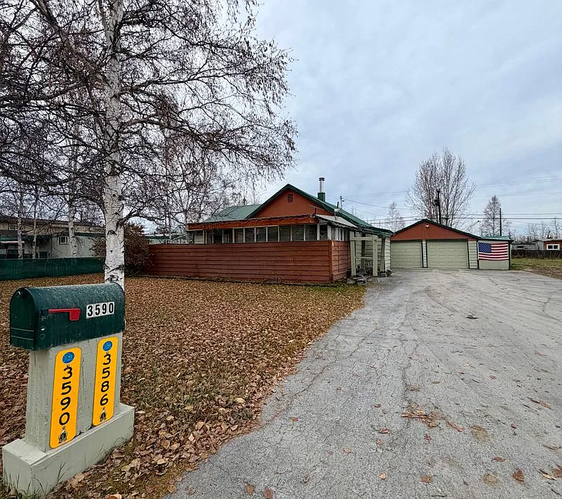 3590 Lakeview Dr