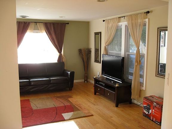 3rd image of 3056 N Leavitt St APT 2W