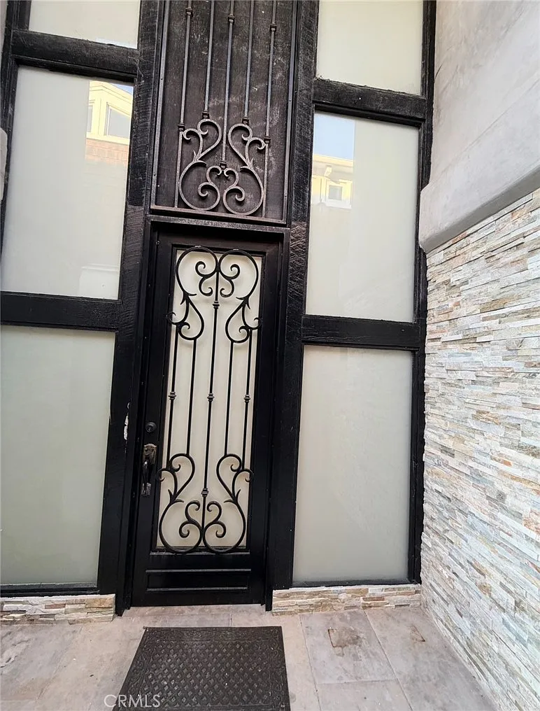 3 bed, 2449 sqft, $8,800 — Photo 4