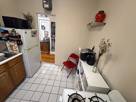 5th image of 31 Saint Lukes Rd APT 7