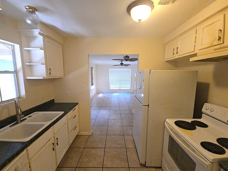 409 Commerce St — Photo 4