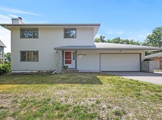 3300 Pilgrim Ln N, Plymouth, MN 55441