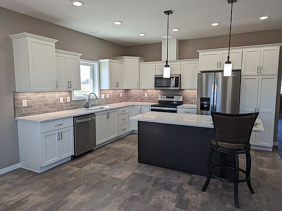 5th image of 203 Holly Hock Dr