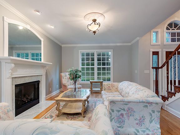 5th image of 1043 Washington Dr
