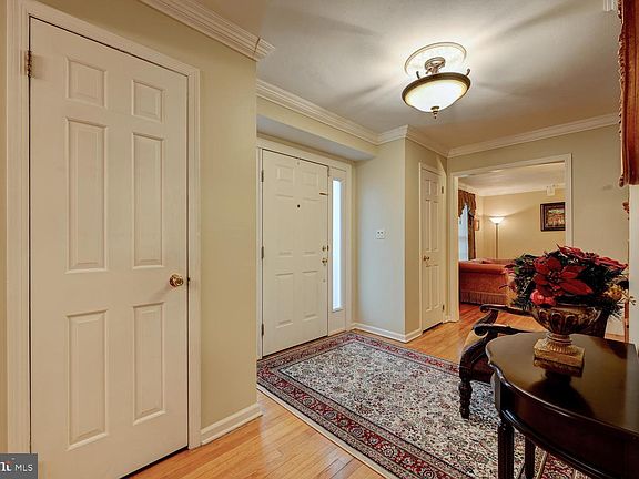 5th image of 8 Hereford Dr