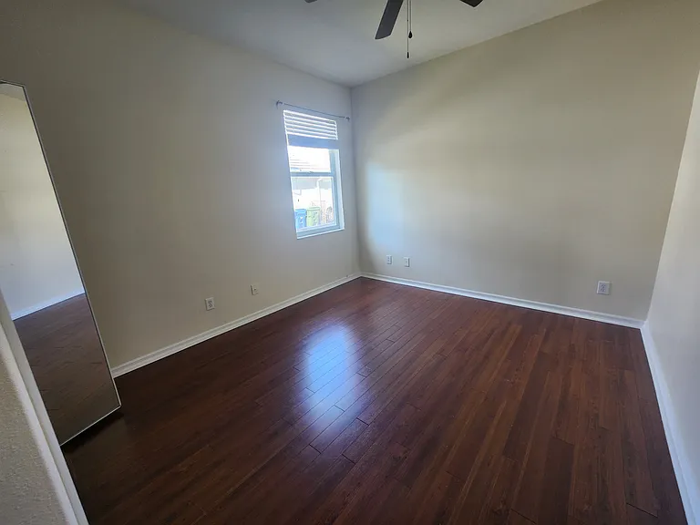 Jack & Jill (Bedroom 3)
Build-in closet