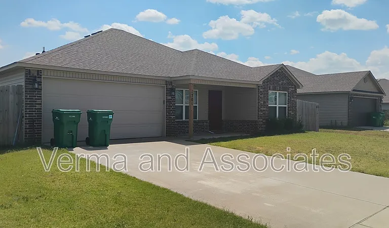 1701 Forest Dr — Photo 1