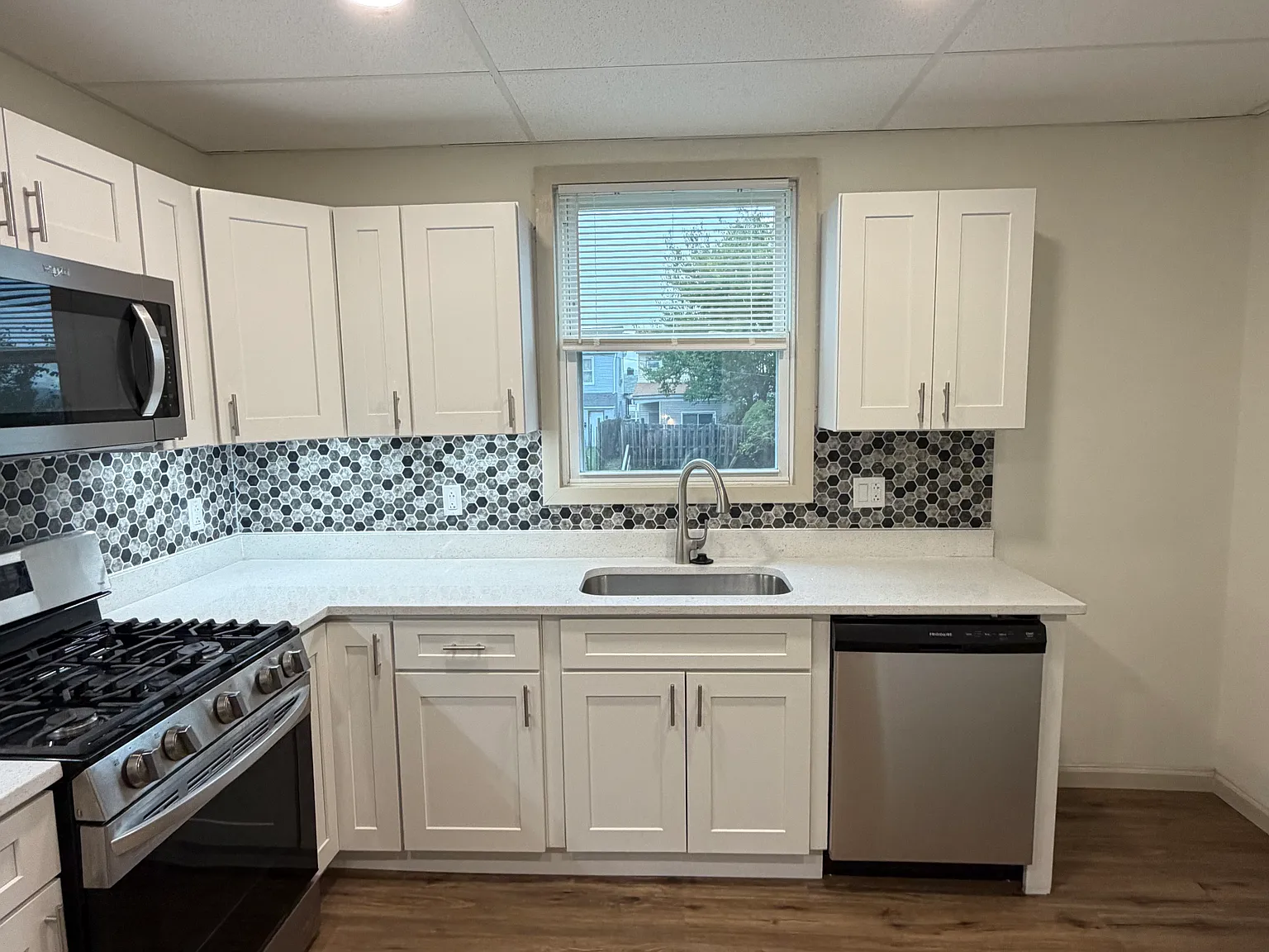 3 bed, 1.5 bath, 1880 sqft, $1,650 — Photo 2