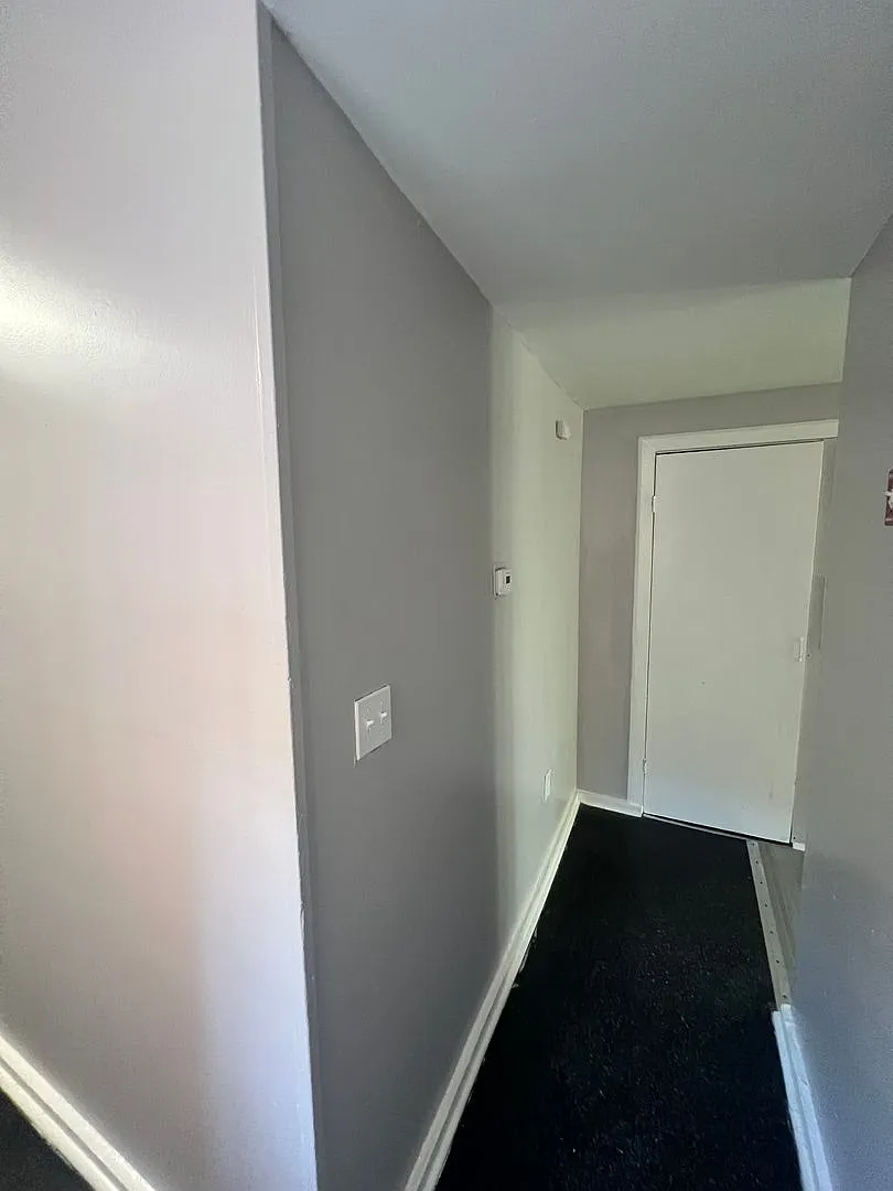 486 W State St — Photo 4