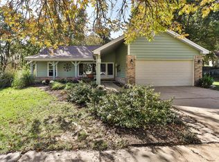 132 Hollybend Ct, Ballwin, MO
