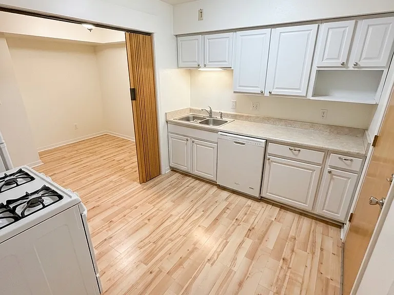 435 W 10th St #7 — Photo 2