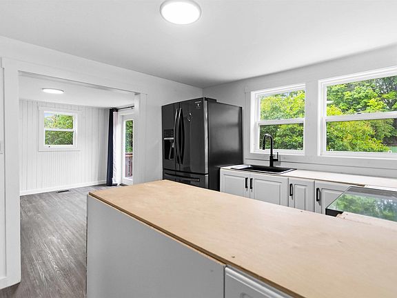 3rd image of 7 Eisenhauer Ln