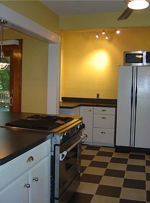 5th image of 334 E Marshall St