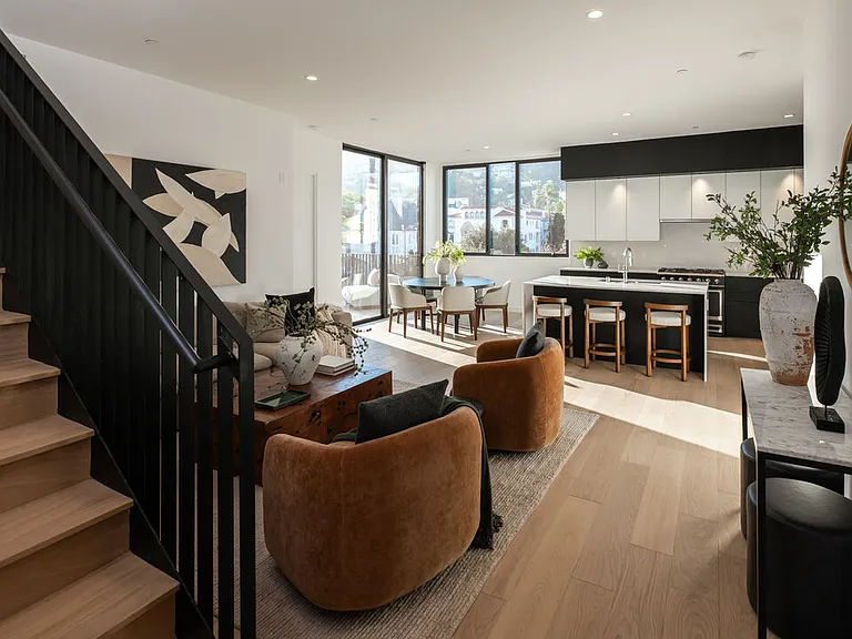 1264 N Harper Ave #Penthouse 1 — Photo 2