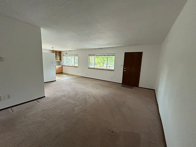 109 S Navarra Dr — Photo 4