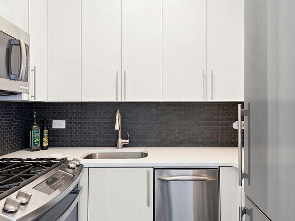4th image of 200 E 27th St APT 2J