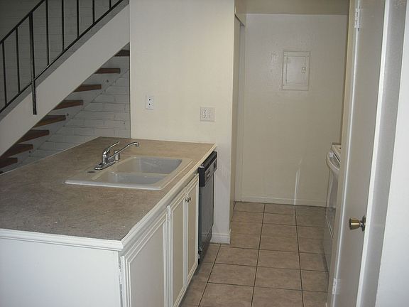 4th image of 652 W Hemlock St