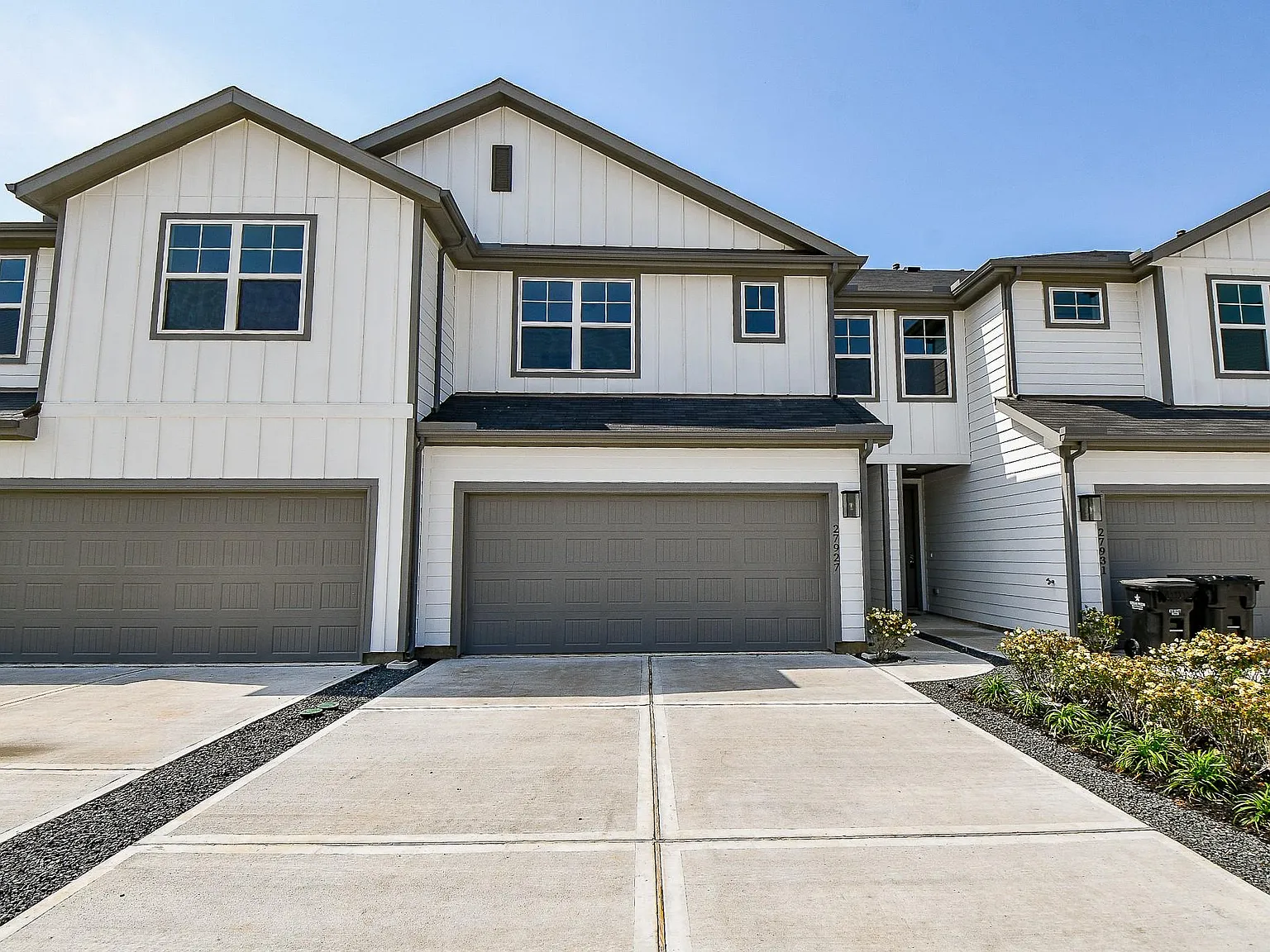 3 bed, 2.5 bath, 1706 sqft, $2,400 — Photo 2