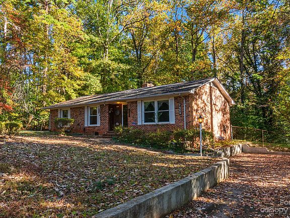 3rd image of 7404 Oakwood Ln