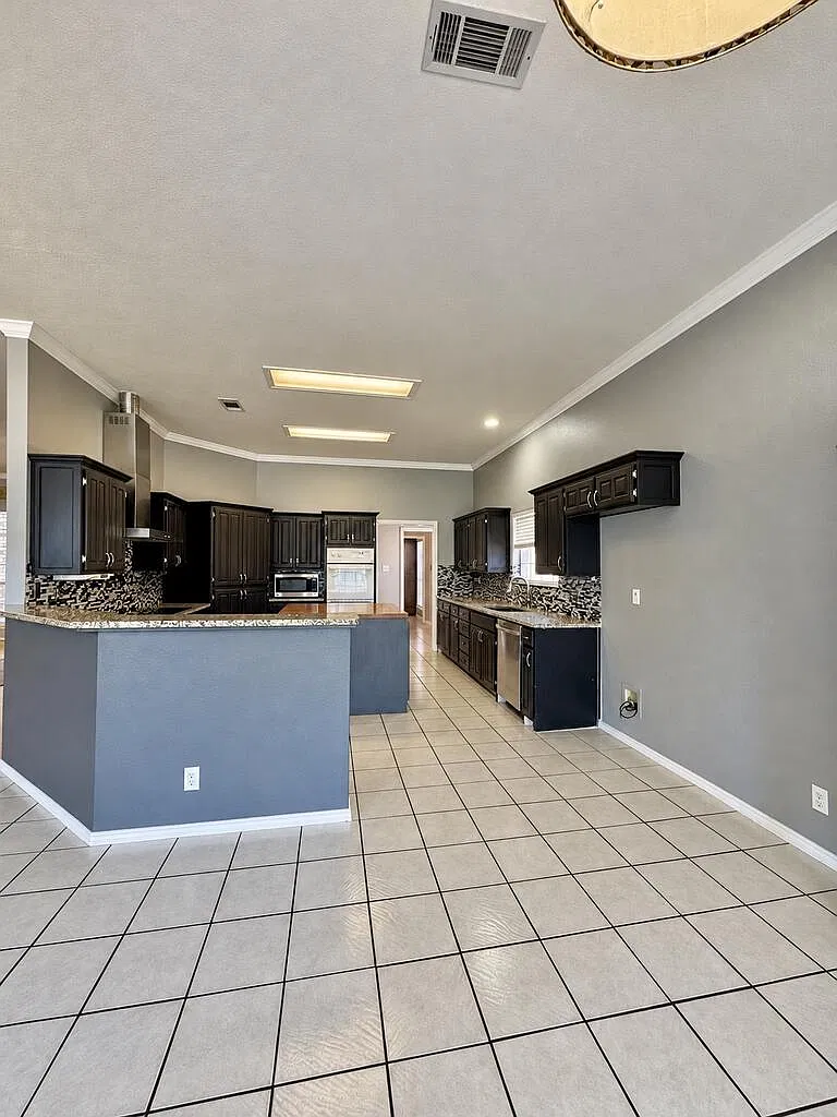 3 bed, 2.5 bath, 2627 sqft, $4,000 — Photo 4