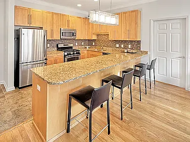 2 bed, 1070 sqft, $5,200 — Photo 2