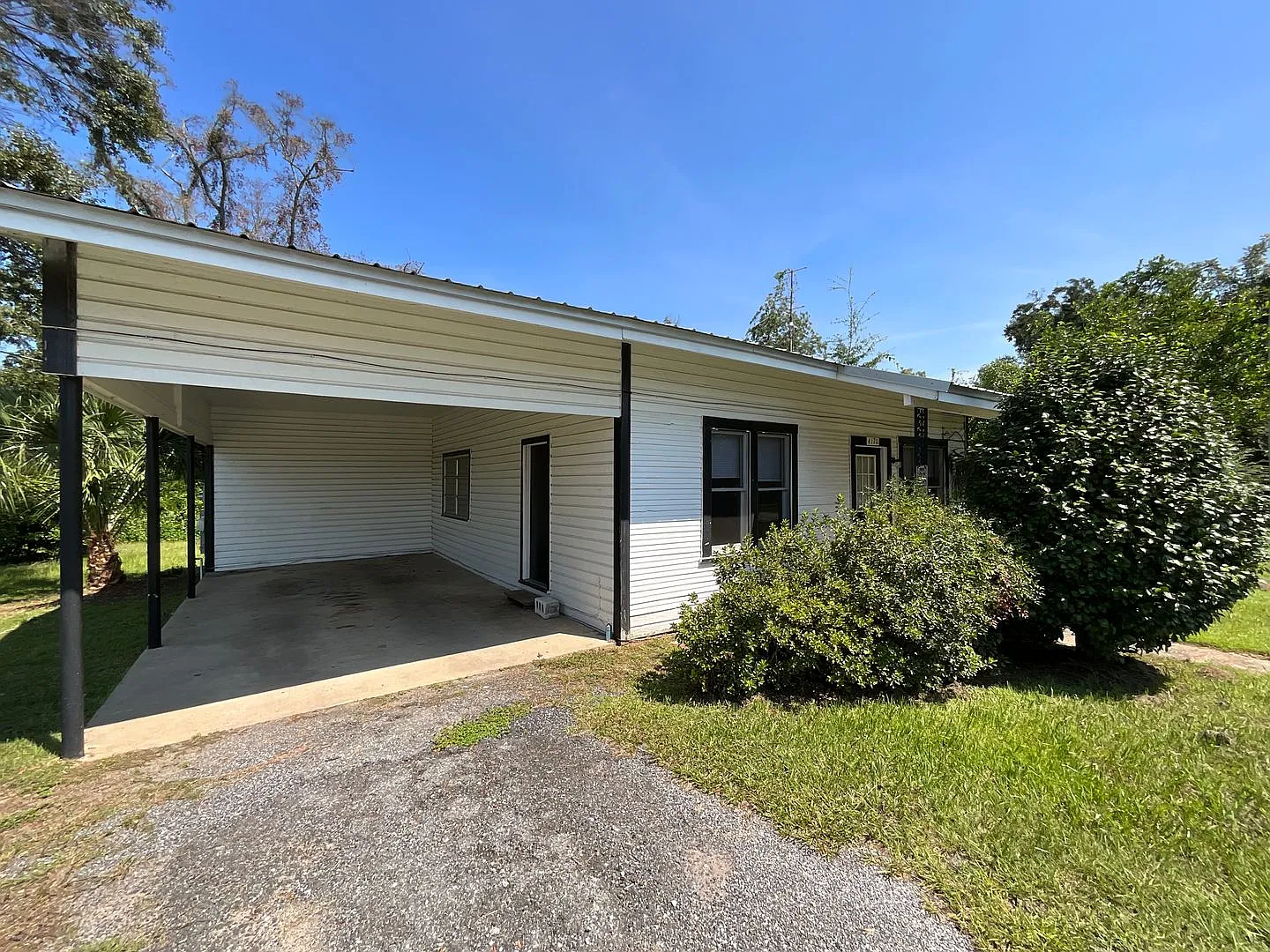 Sweet 2/1 Cottage in Marianna w/ High Ceilings and Original Hardwood Floors — Photo 2
