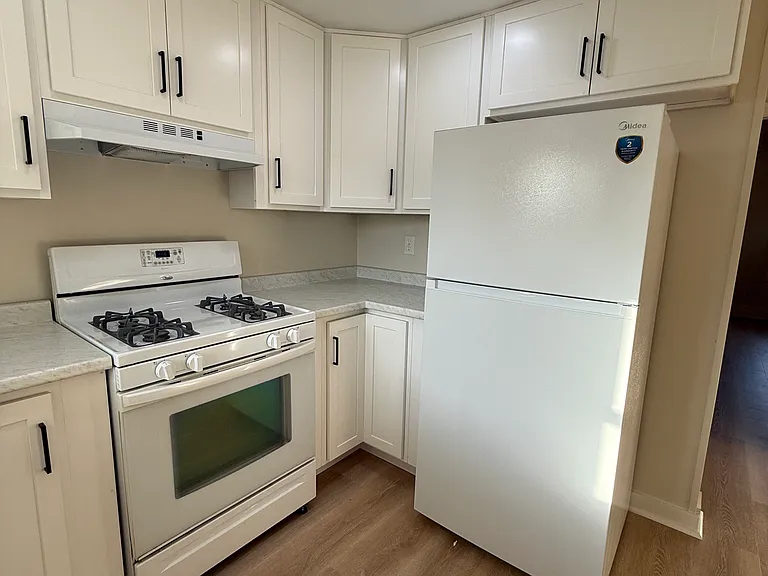 1005 Victoria Ave — Photo 13