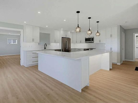 5th image of 916 Burnside Rd W