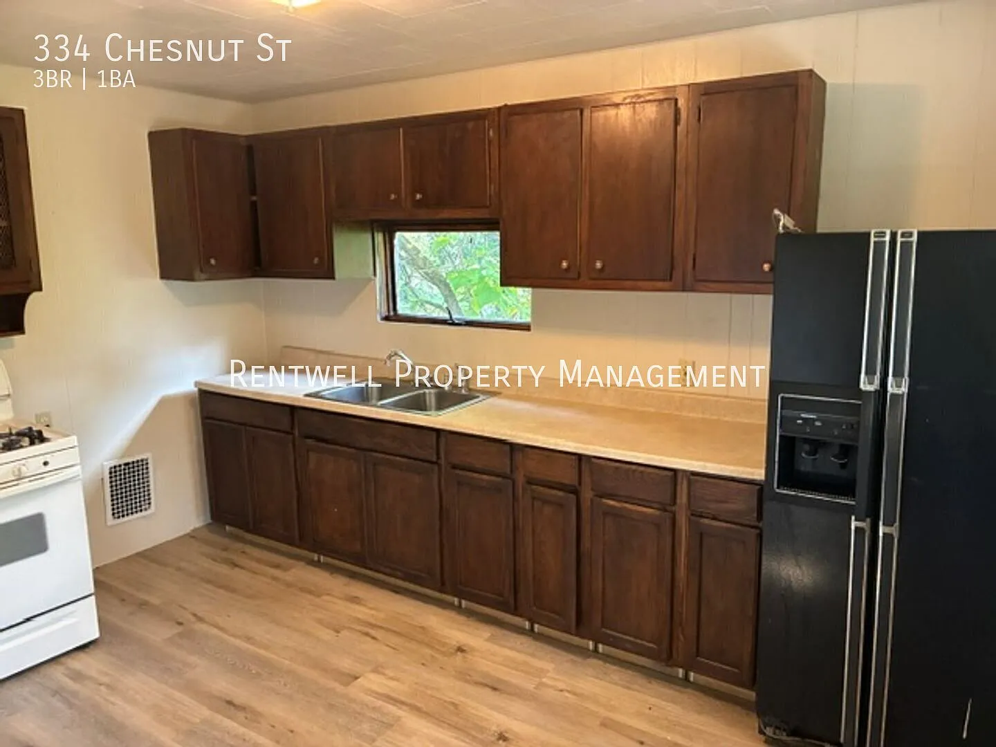 Spacious 3-Bedroom Home with Finished Basement & Wooded Views — Photo 3