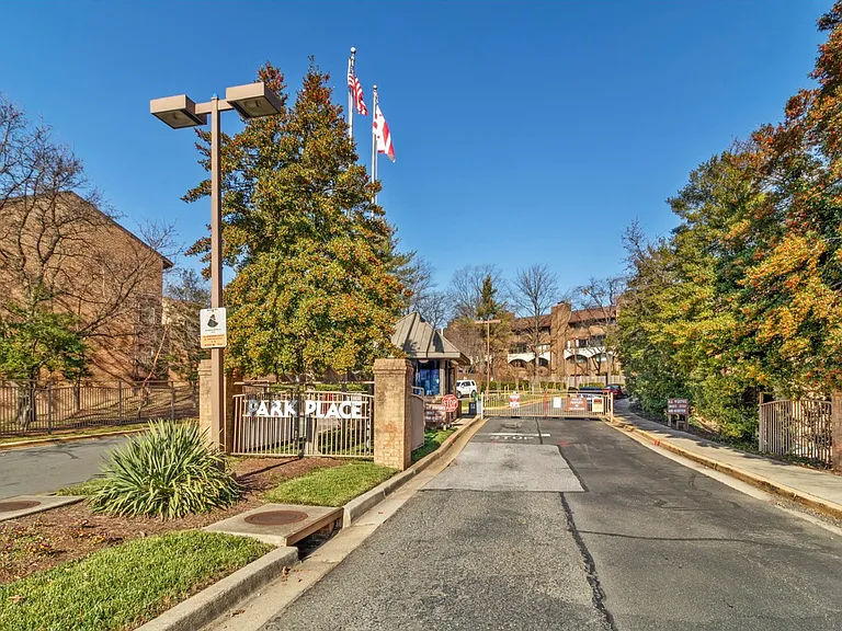 Hawthorne Dr NE — Photo 8