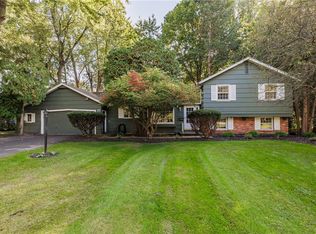 15 Willowbend Dr, Penfield, NY 14526