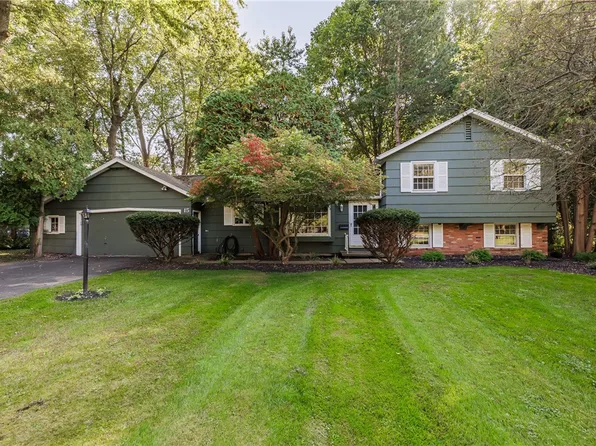 15 Willowbend Dr, Penfield, NY 14526
