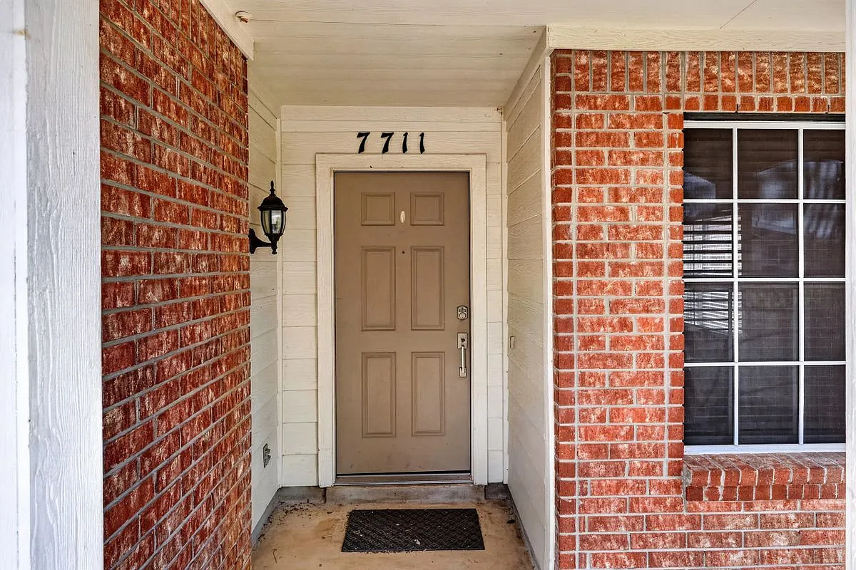 3 bed, 3.0 bath, 2372 sqft, $2,250 — Photo 3