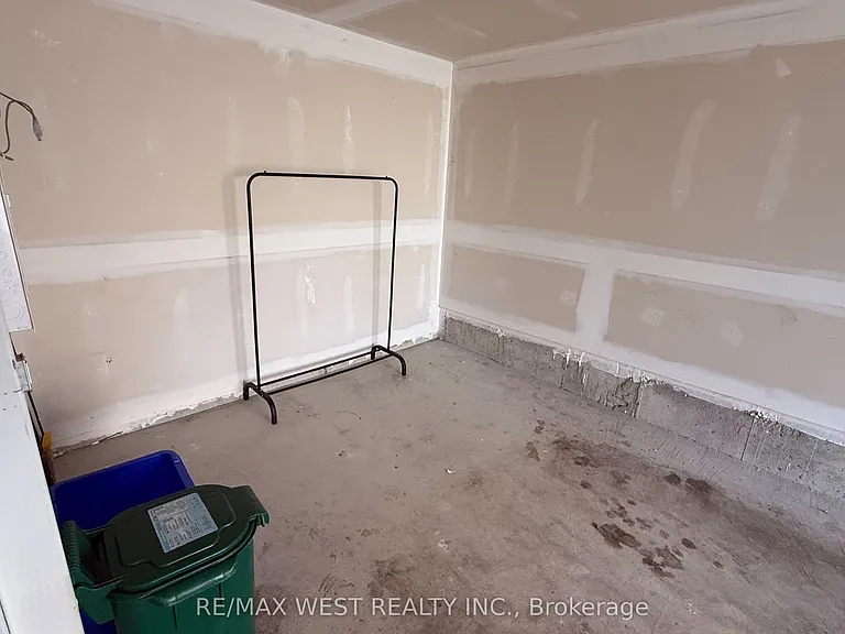 1 Allward St — Photo 10