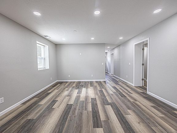5th image of 704 E 9th St