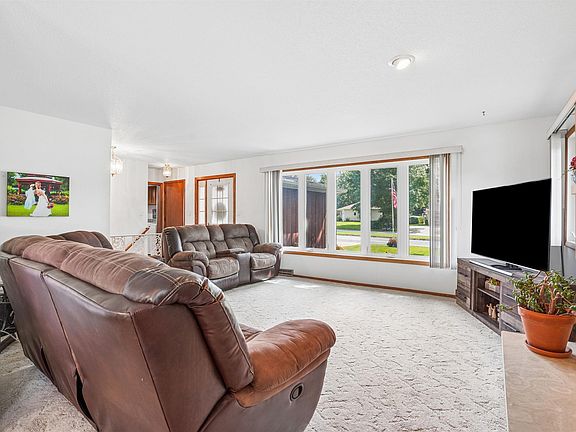 4th image of 1110 NW Ridgewood Blvd